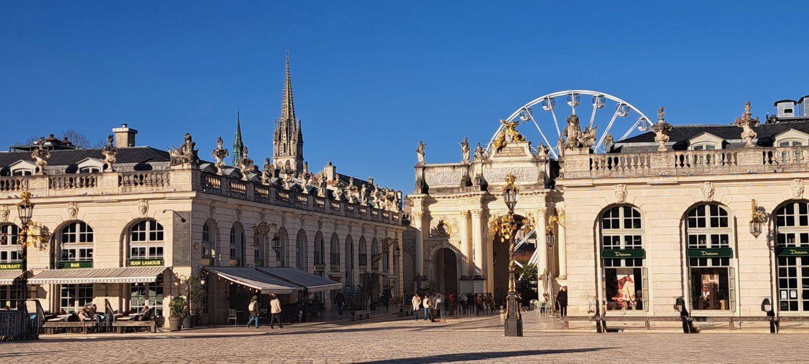 Photo de la place Stan de côté